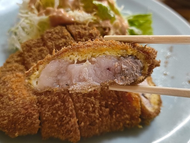 ロースカツを食べる