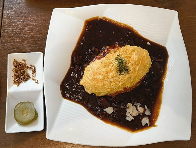 「元祖ハヤシライス」！「エムシー・カフェ（M&C Café）」で「特製 おすすめ早矢仕セット オムライス仕立て」でランチにしたこと。「エムシー・カフェ」では初めて「早矢仕ライス」を食べたのだが、この何でも有りの「ハヤシライス」は当然にうまかったのだよ（笑）。（エムシー・カフェ（M&C Café）：千代田区丸の内1丁目）