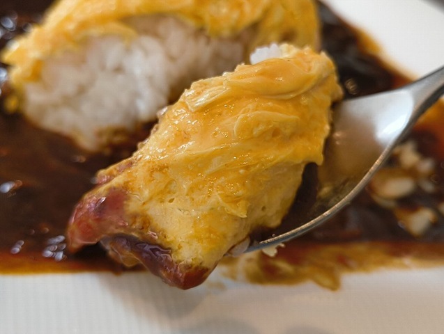 特製 おすすめ早矢仕 オムライスを食べる