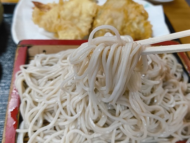 もりそばを手繰る