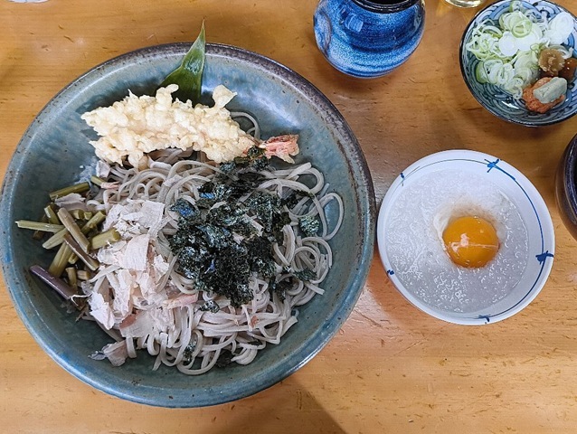 「いしむしろそば」の「道楽そば」で「年越しそば」を食べた。「いしむしろそば」は朴訥である。飾り気がなく質素である。そんな店で「道楽」をしてみたのだ。「花がつお」と「山菜」と「海苔」と「海老天」、そして「蕎麦」を「とろろ汁」でいただく。それはうまいのだよ（笑）。（福島県郡山市熱海町熱海）