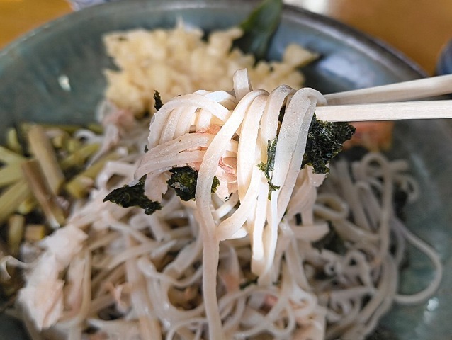 蕎麦を手繰る
