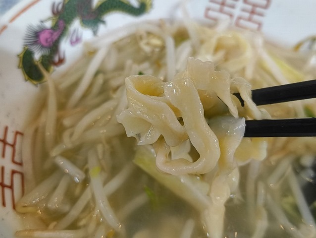やっと出てきた太麺だ
