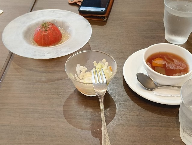 丸ごとトマトサラダそれにコールスローとボルシチ