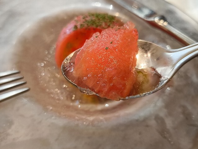 丸ごとトマトサラダを食べる