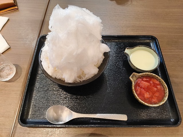 亀有店限定の角切りいちご×カスタード×練乳のかき氷