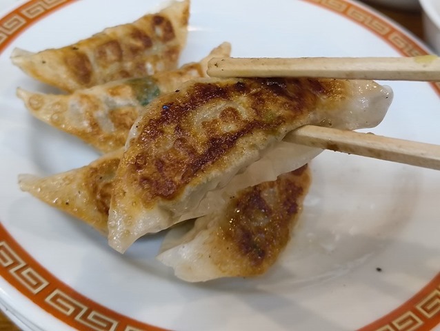 餃子を食べる