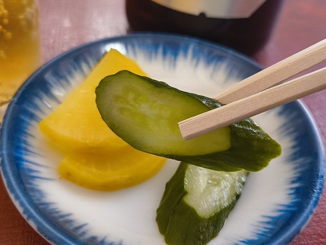 おしんこ（きゅうり）を食べる