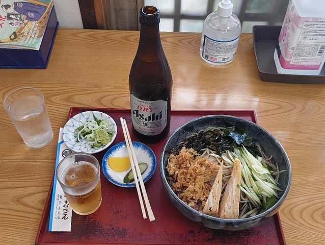 冷したぬきそば（大盛）とビール