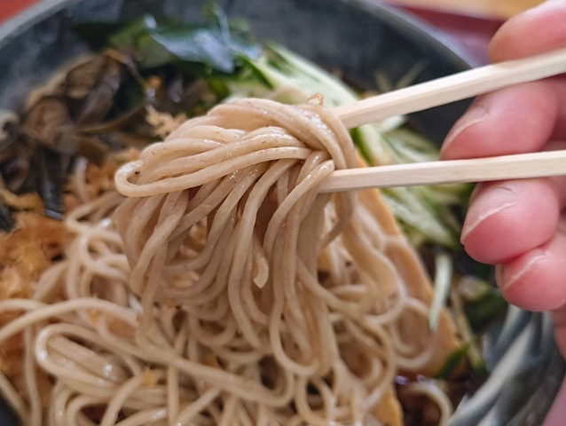 まずは蕎麦を手繰る