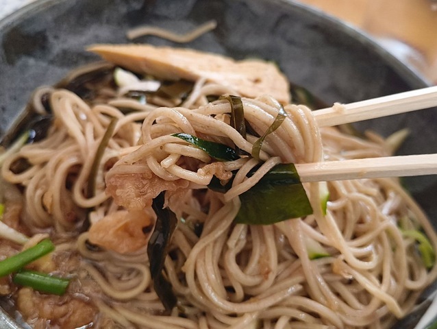 きゅうりと昆布とわかめと蕎麦を一緒に食べる