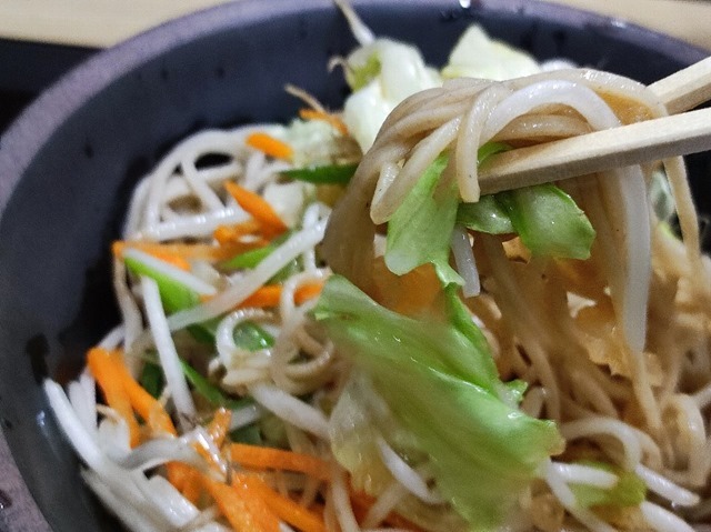 蕎麦も野菜も一緒に手繰るのだよ（笑）