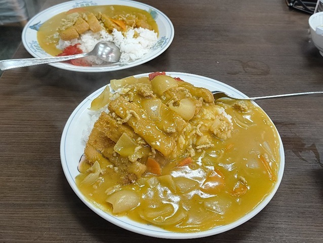 幸せの黄色いカツカレーとカツカレー（ご飯半分）