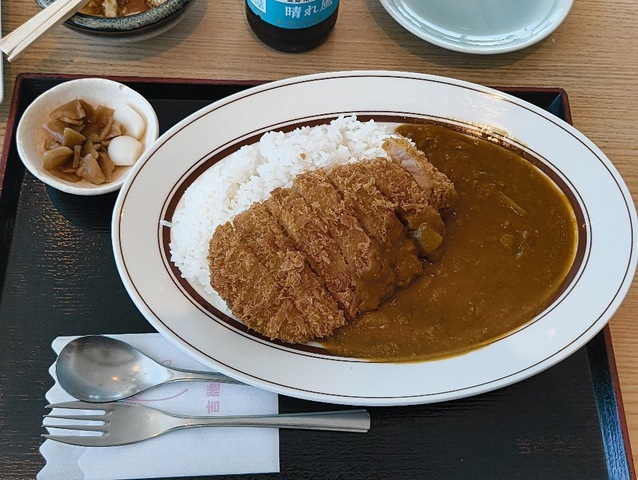 「吉池食堂」で「カツカレー」と「晴れ風」でランチ。今日は「カツカレー」で呑むのであるが、どちらかと云うと「呑む」よりも「食う」なのである。 そう「カツカレー」の「カツ」が無性に食いたかったのだ。 勿論うまかったのだよ（笑）。（吉池食堂：上野三丁目）