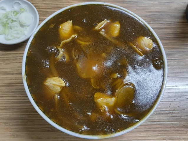 「翁そば」で「カレー南蛮そば玉落とし」（大盛）での夕餉。家人は「カレー南蛮そば」だ。ここで「大盛」を頼むのがあたしのスタンダードなのだが、この最高傑作を手繰ると、いやバッチリうまいのだよ（笑）。（翁そば：浅草二丁目）