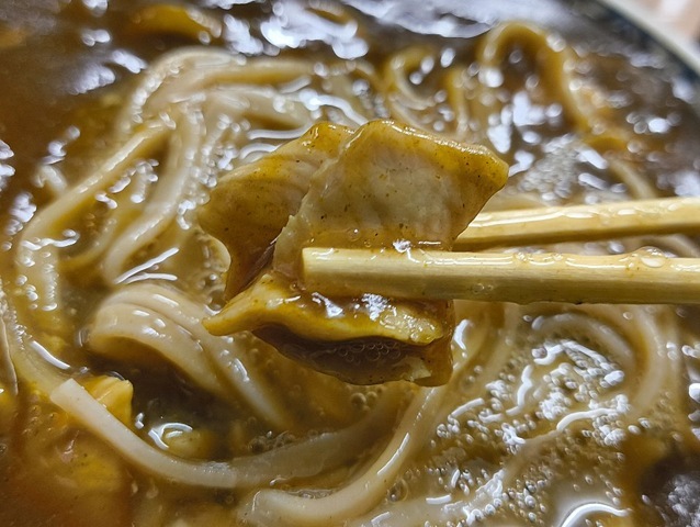 鶏肉を食べる