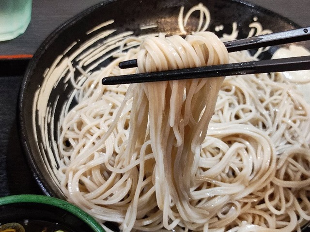 先ずは蕎麦を手繰ってみる