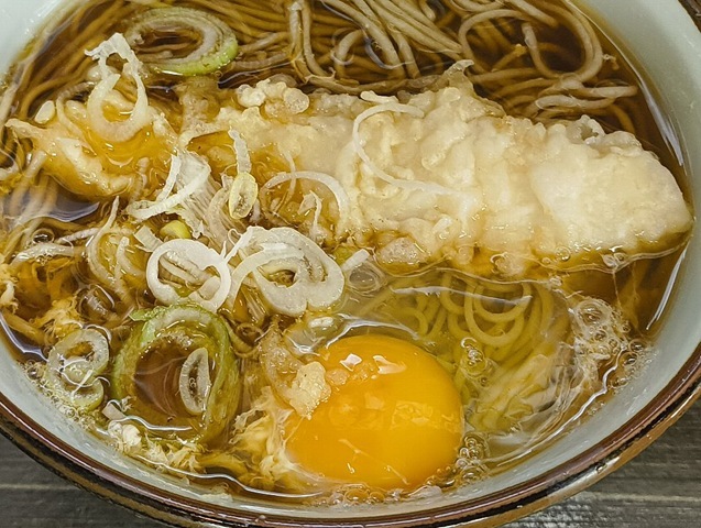 完璧な白身のくもりと云う訳には行かないが、白身の端を少しだけ白く染めている