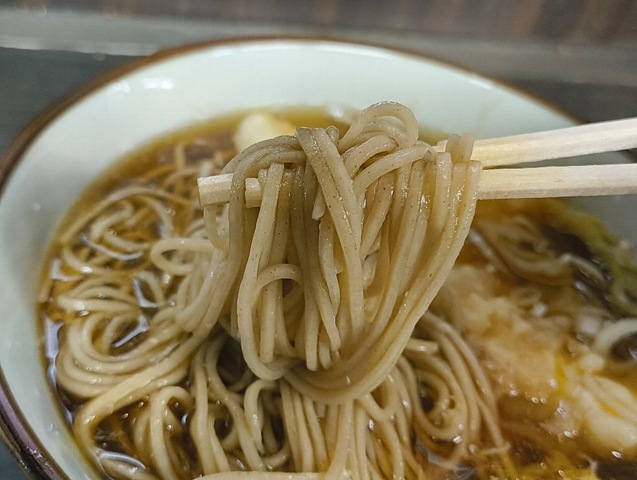 蕎麦を手繰る
