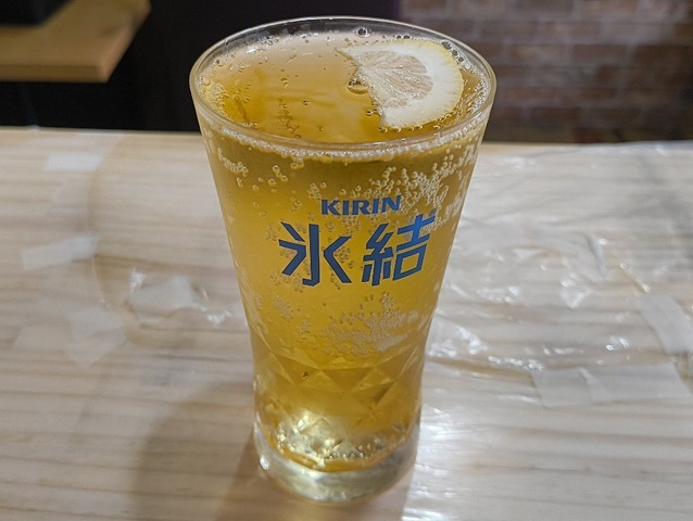「立ち食いそば 串かつ京屋」で「大瓶（633＝大人の義務教育）」に「冷奴」と「肉巻き玉子」をもらい、「下町ハイボール」と「串かつ（おまかせ六本セット）」で〆てみた。いや、この店は何か忘れていたものを思い出させてくれる。 だた、それが何かは分からないのだが、勿論、うまかったのだよ（笑）。（立ち食いそば 串かつ京屋：葛飾区堀切5丁目）