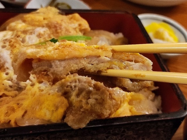 かつ丼のあたまを食べる