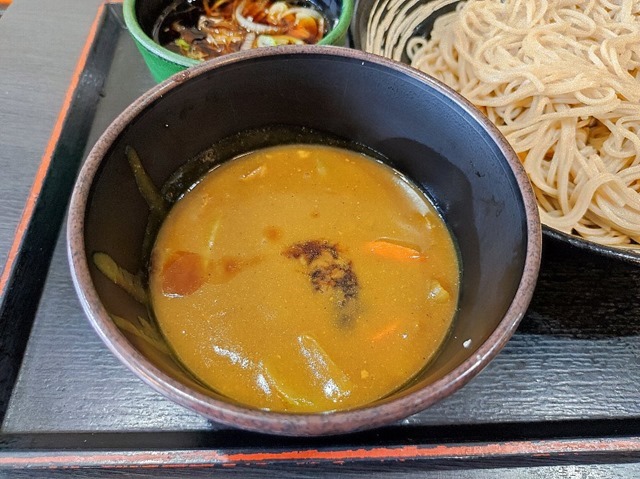 つけ汁の約1/3程をカレールーに加えてやる