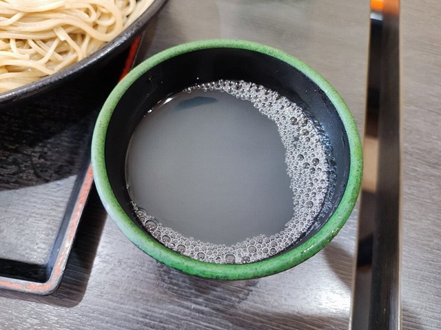 空いた蕎麦猪口に蕎麦湯を注ぐ