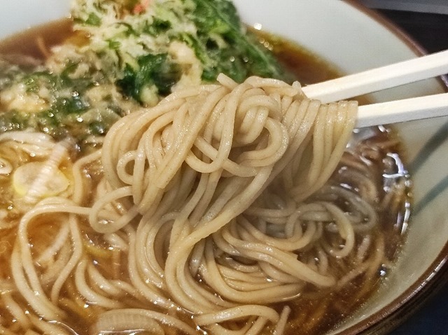 蕎麦を手繰る