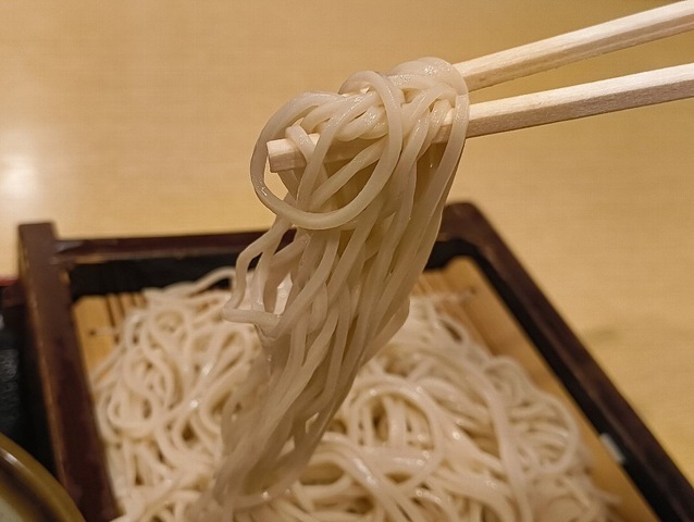 蕎麦手繰る