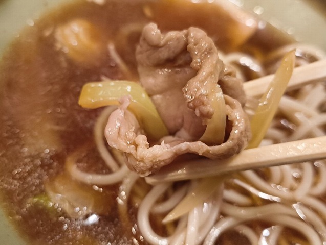 豚肉を食べる