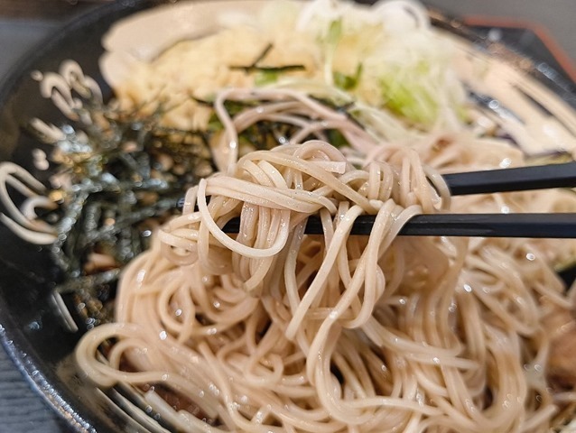 蕎麦を手繰る