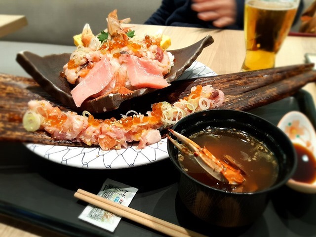 大漁丼とカニ入り魚縮魚汁