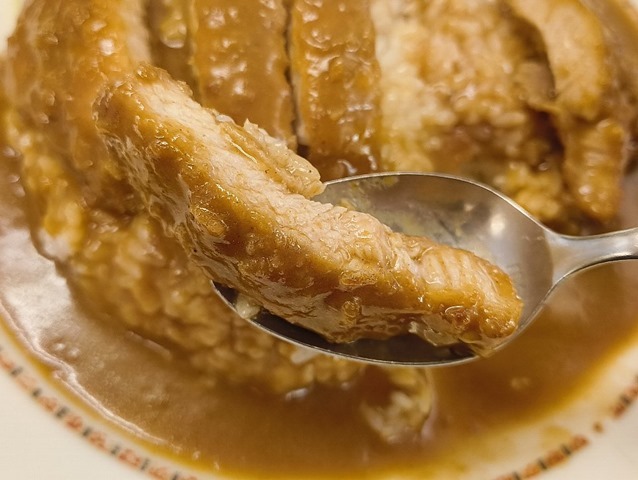 カツを食べる