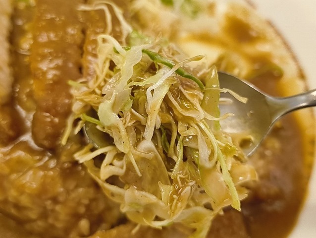 キャベツもカレーを絡めて食べる
