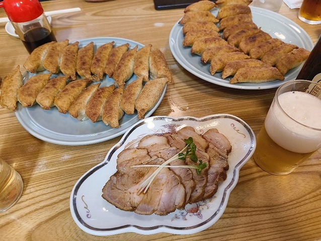 『餃子の王さま』の「王さまの餃子」、「チャーシュー」、「冷し味噌そば」、「ニラレバ炒め」、「天津丼」、「カニ玉」と「赤星」で一家揃って夕餉にしたのだが、勿論、どれもこれも最高にうまかったのだよ（笑）。（餃子の王さま：浅草二丁目）