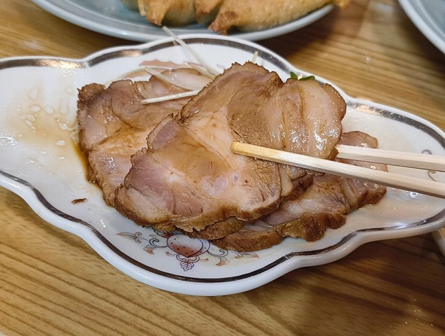 チャーシューを食べる