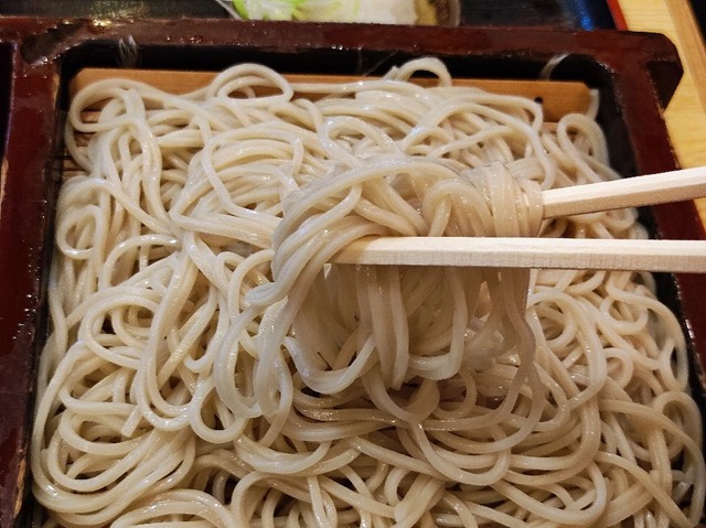 蕎麦を手繰る