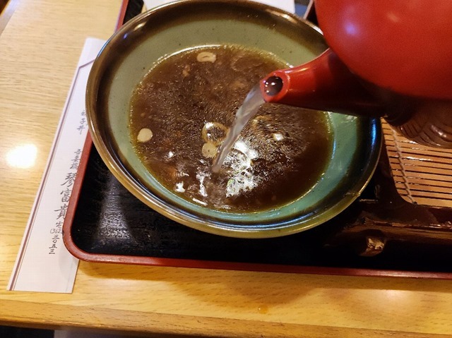 蕎麦湯を飲む