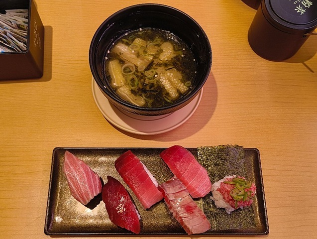 「スシロー」で「天然インド鮪6貫盛り」と「茄子の味噌汁」でランチ。「天然インド鮪6貫盛り」は何時もあるメニューなのかと思っていたら12月21日迄の限定メニューだった。 だけど、これは名前を変えて（変えないでかもしれない）またでてくるのだ。これはお馴染みであり王道なのだ。勿論うまかったのだよ（笑）。（スシロー 浅草吾妻橋店：墨田区吾妻橋１丁目）