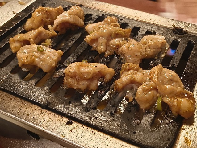 ホルモンを焼く