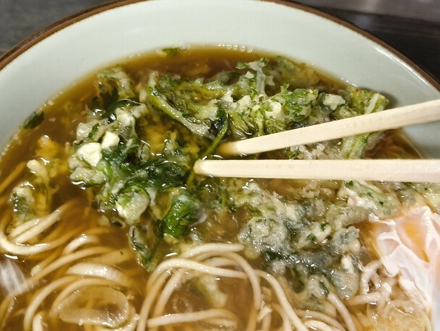 春菊天を汁に沈める