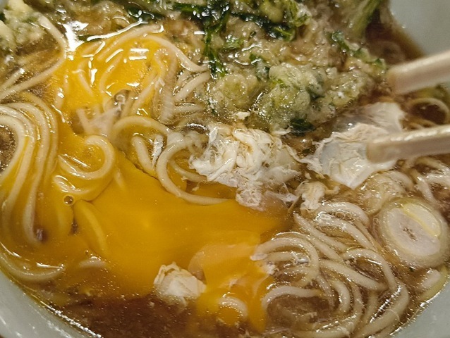 たまごの黄身を蕎麦にぶちまける