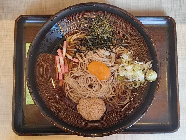 錦糸町の朝は、『玉川』の「納豆そば」で、朝からしっかりねばねばの蕎麦を食らって活力をいただいたのだ。 今日も一日、これで乗り切るぞ、と何故か気合いを入れてだ。勿論、うまかったのだよ（笑）。（生そば玉川 錦糸町駅前店：墨田区江東橋3丁目：錦糸町駅前プラザビル 1F）