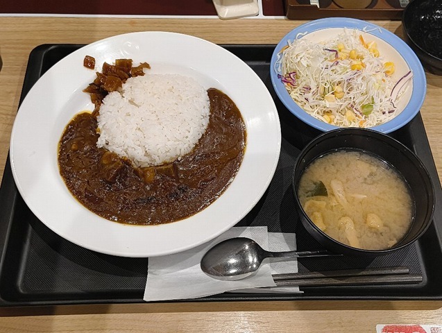 欧風牛タンカレー（ライス少なめ）と生野菜とみそ汁