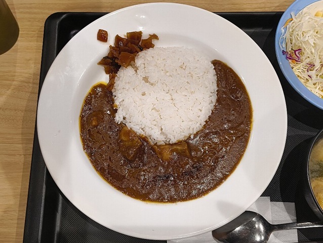 「松屋」で「欧風牛タンカレー」（ライス少なめ）でランチ。この「欧風牛タンカレー」は甘いな、と感じたが後になってヒリヒリするような辛さがやってくる。 「牛タン」を探すと2コほど「牛タン」があったので「牛タン」を食べてみる。 うまいのか、と聞かれれば当然うまいのだよ（笑）。（松屋 本所吾妻橋店：墨田区吾妻橋三）