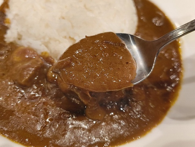 欧風牛タンカレーを一口