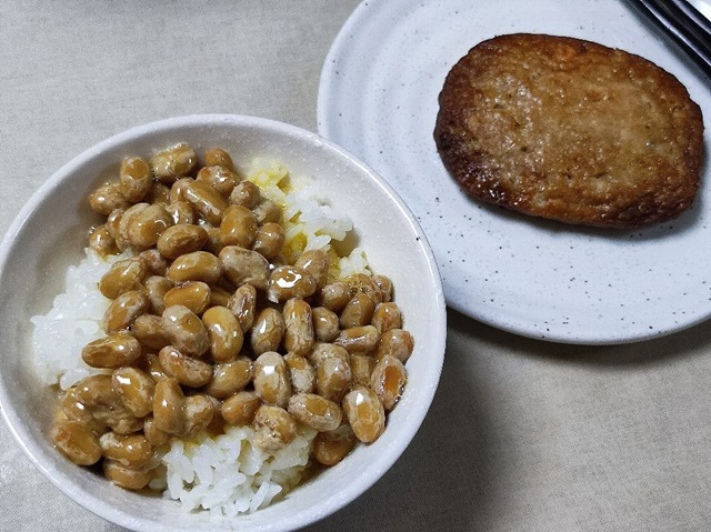 納豆たまごかけご飯＋マルシンハンバーグ