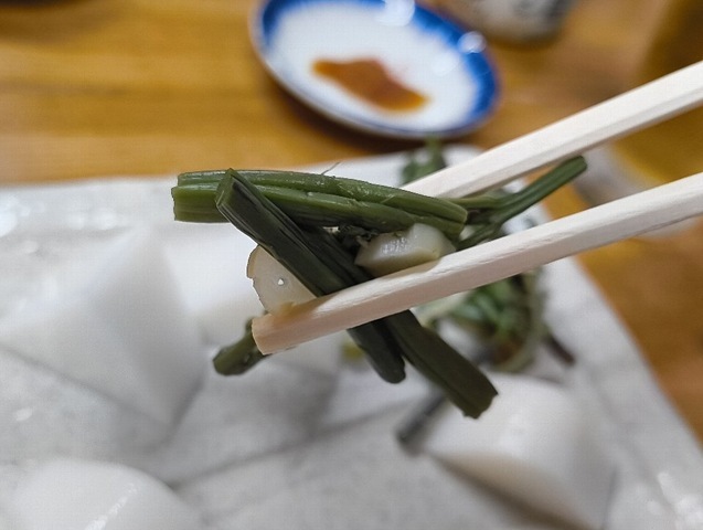 山菜を食べる