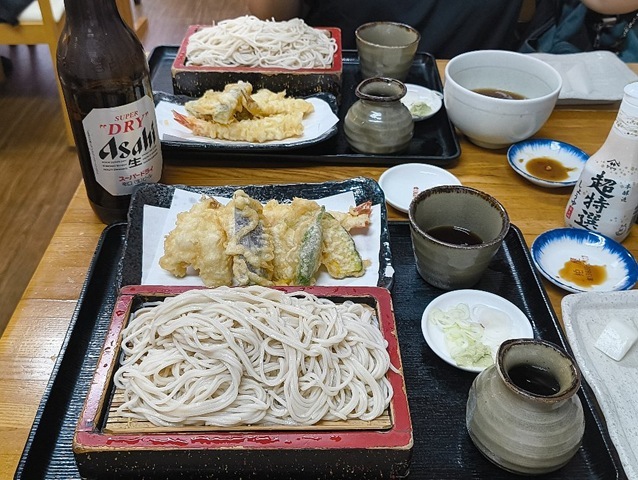 蕎麦を手繰りに夫婦揃って北千住へ。そう『柏屋』の「ほろ酔いセット」で一杯やったのだよ。ここは二駅離れた場所だけど、あたしの『街的』のようにくつろげる処だ。勿論、うまかったのだよ（笑）。（きそば 柏屋：足立区千住）