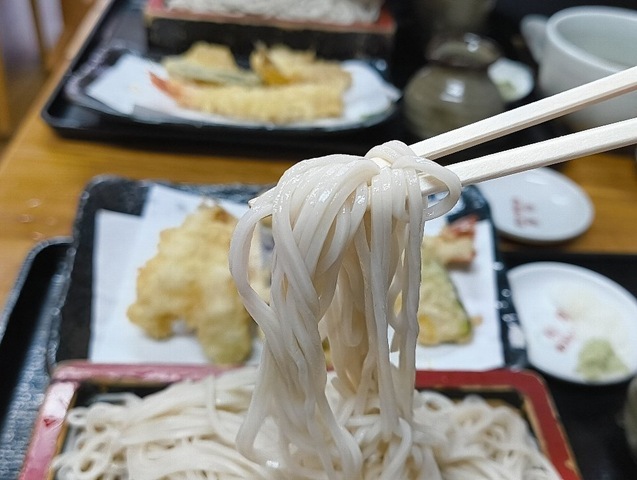 蕎麦を手繰る